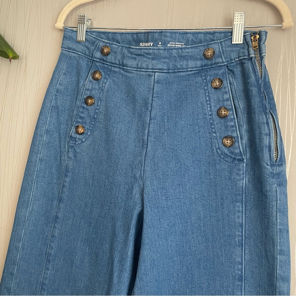 Old Navy Denim Button-Accent Wide Leg Jeans - Picture 4 of 10